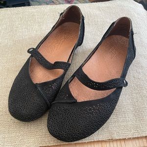 OluKai EUC WOMEN'S NENE PERF SHOE Mary Jane sz 7.5 37.5 black leather